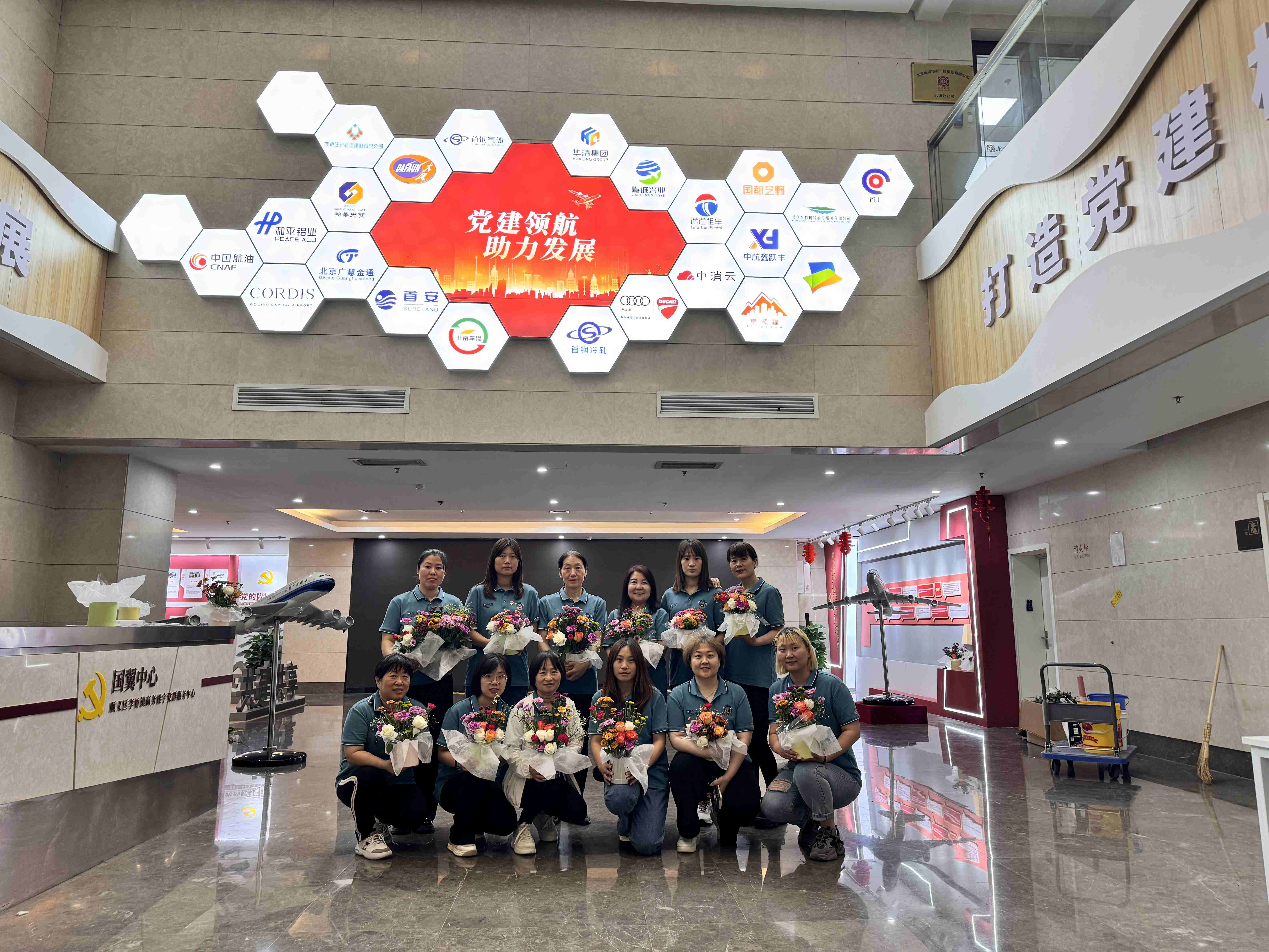 1715417044296529.jpg 合影1_副本.jpg